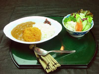 平らなコロッケ炊き出しカレー